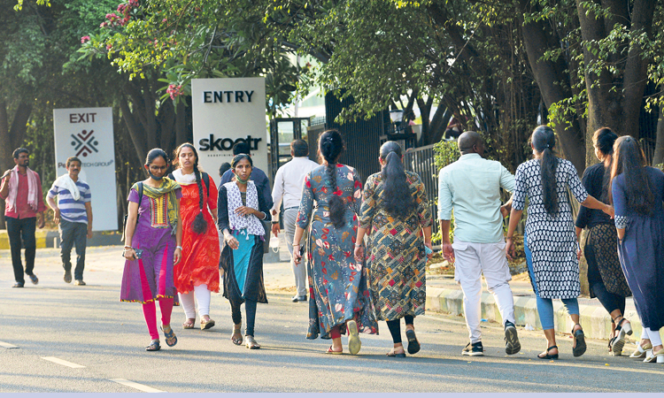 ఆఫీసుకు వచ్చేస్తున్నారు..