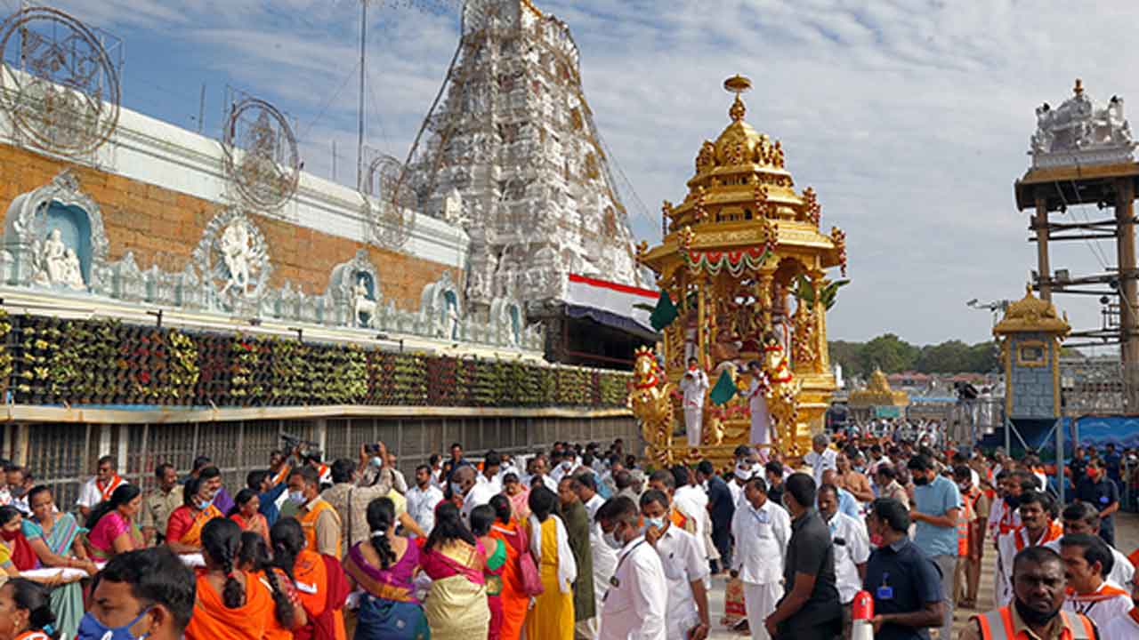 తిరుమలలో వైభవంగా స్వర్ణ రథోత్సవం..