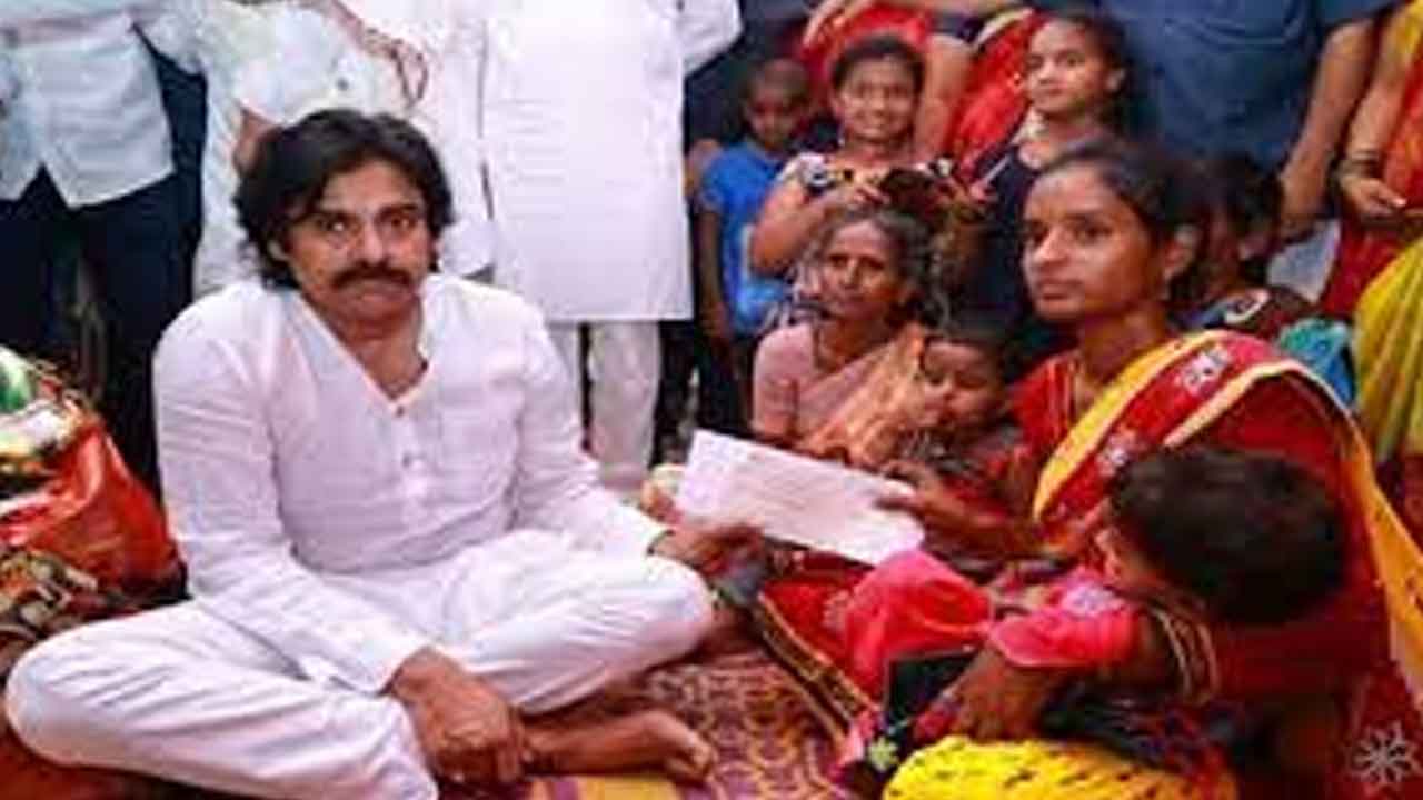 కౌలు రైతులను పరామర్శించిన పవన్‌ కల్యాణ్‌