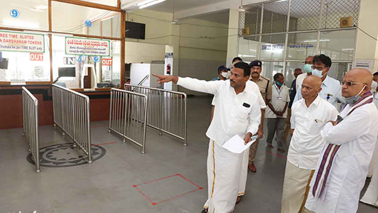 సర్వదర్శనం టోకెన్ కౌంటర్లను పరిశీలించిన టీటీడీ ఈవో