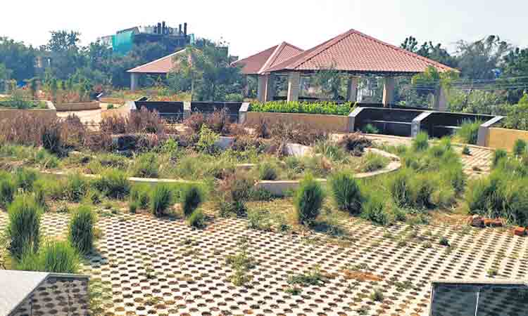 నిర్వహణ లేక అస్తవ్యస్తంగా హుడాకాలనీ పార్కు