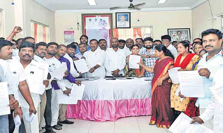 ‘దళిత బంధు’తో ఆర్థికంగా ఎదగండి