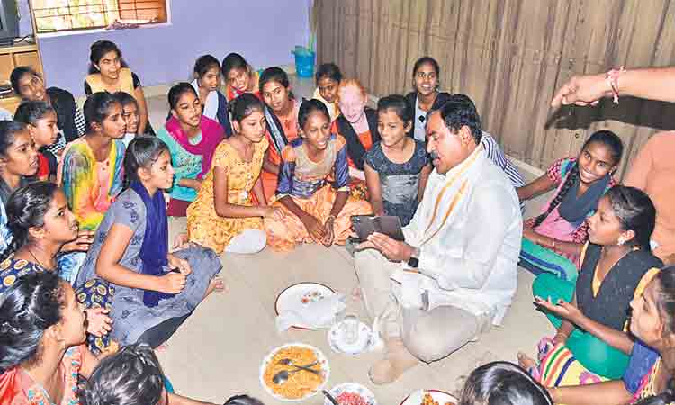 రేవంత్, సంజయ్ అబద్ధాలకోర్లు