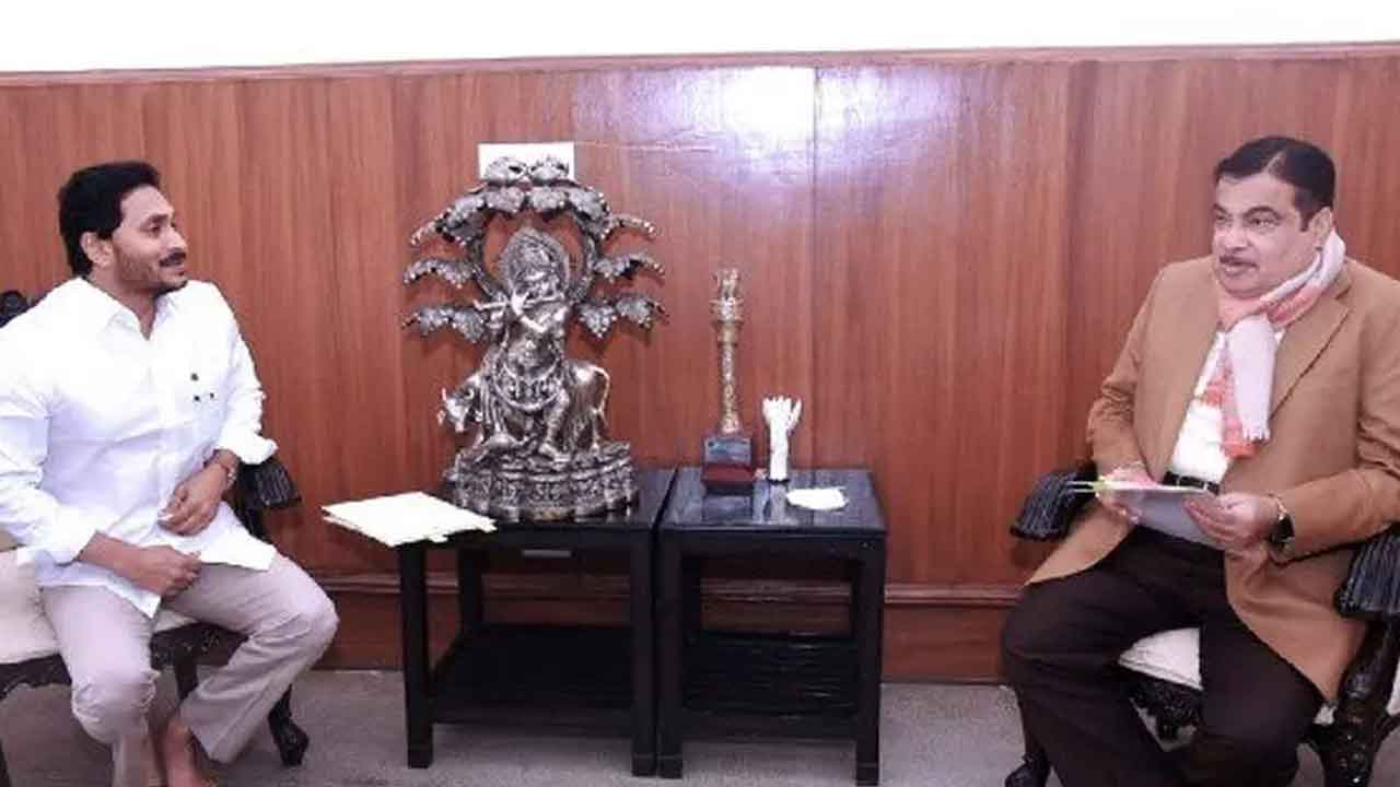 కేంద్ర మంత్రి నితిన్‌ గడ్కరీతో ఏపీ సీఎం జగన్‌ భేటీ..