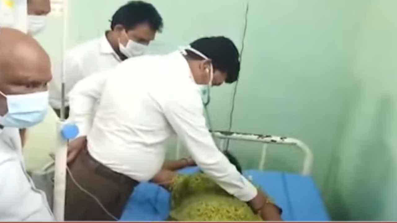 బాధితులను పరామర్శించిన మంత్రి