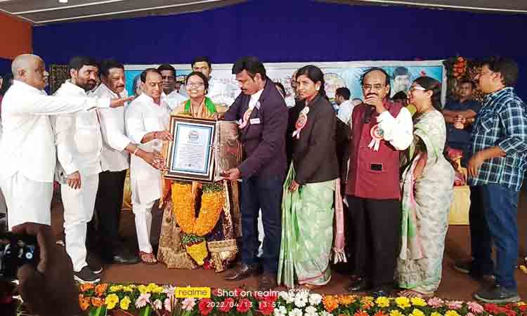 కళాకారులను ప్రోత్సహించాలి