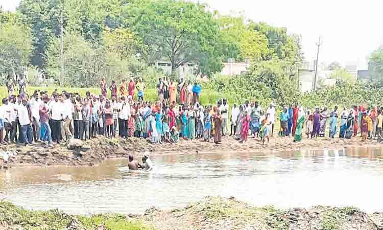 ముగ్గురిని మింగిన చెరువు
