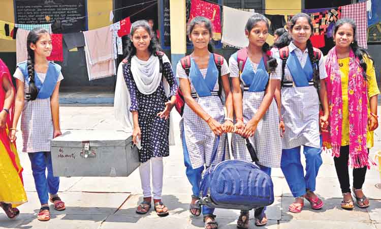 పాఠశాలల్లో చివరి పని దినం సందడే.. సందడి