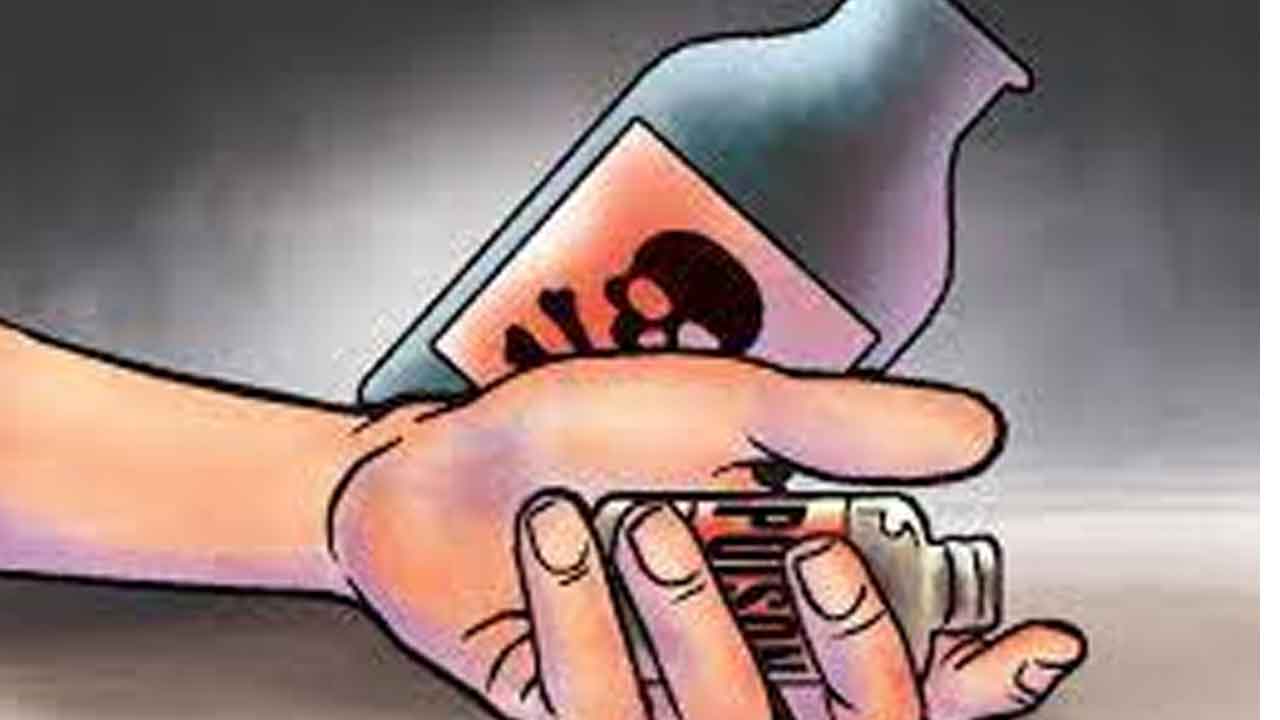 ఒకే కుటుంబంలోని నలుగురు ఆత్మహత్యా యత్నం..