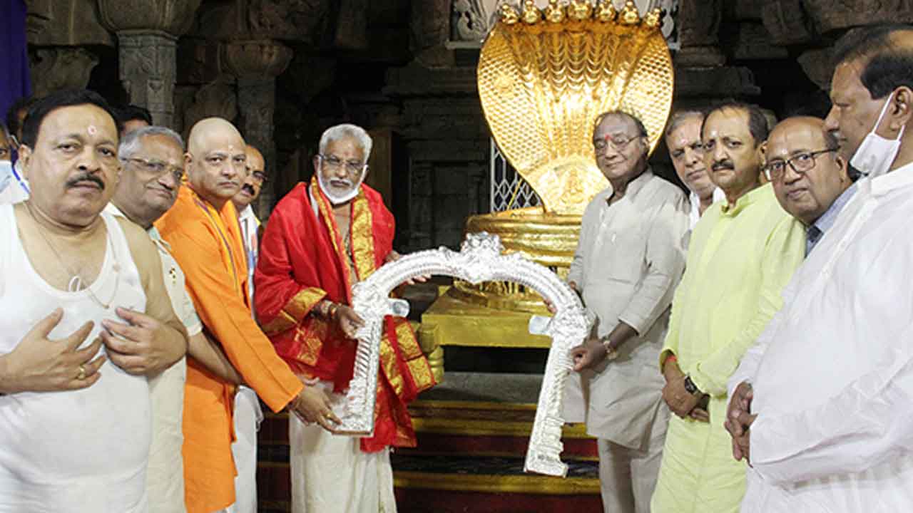 తిరుమల విమాన గోపురానికి వెండి తోర‌ణం బ‌హుక‌ర‌ణ‌..