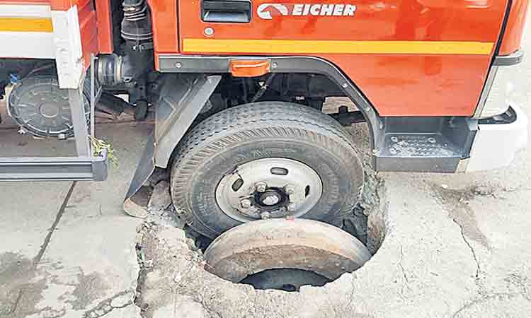 నాసిరకం పనులు.. కుంగిపోతున్న మ్యాన్‌హోళ్లు