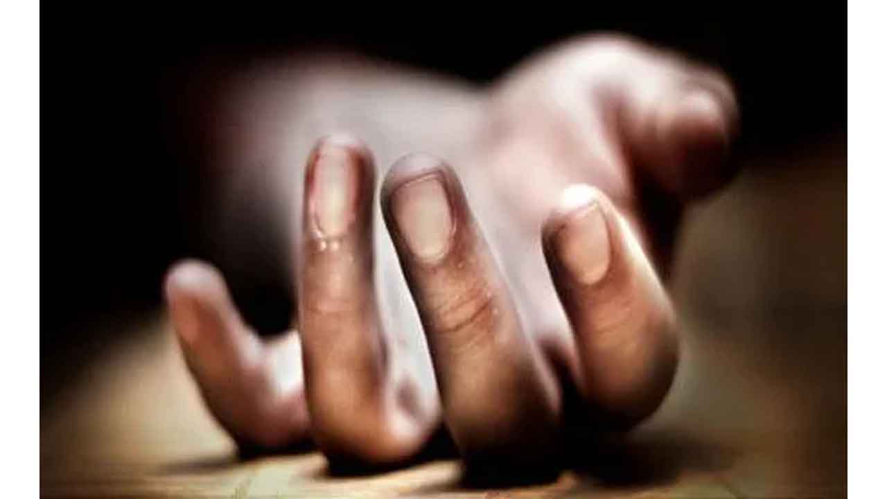 రైలు కింద పడి వైసీపీ నేత ఆత్మహత్య..