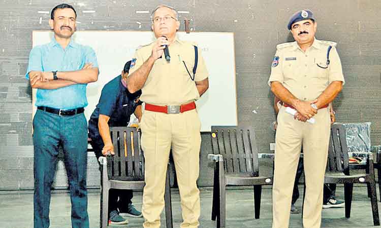 ఇష్టంతో చదివి లక్ష్యాన్ని చేరాలి