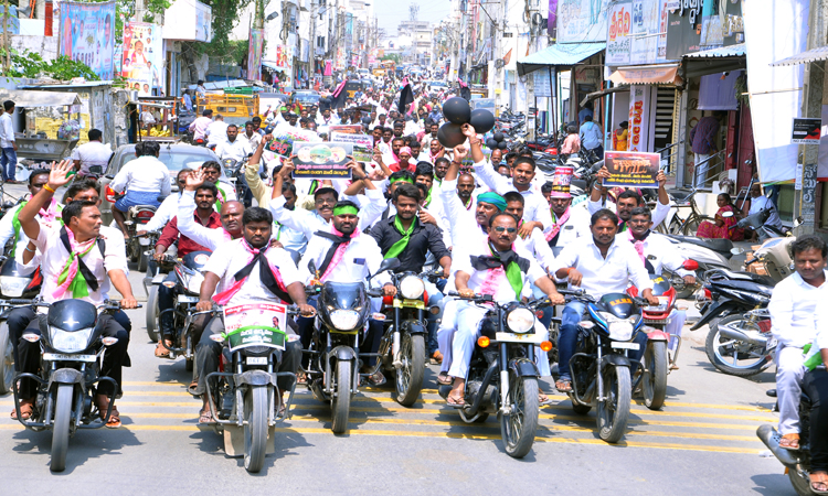 చావు డప్పు కొట్టి..నల్ల జెండాపట్టి