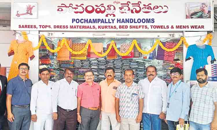 సికింద్రాబాద్‌ స్టేషన్‌లో ముత్యాలు.. గాజులు