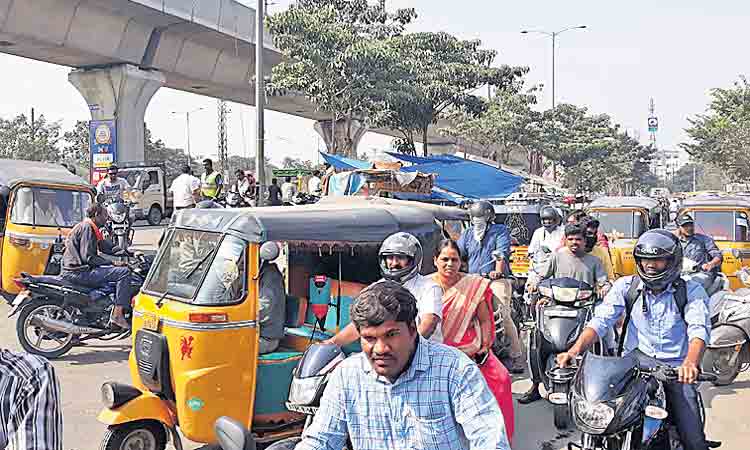 రోడ్డు ఇరుకు.. ప్రయాణం బెరుకు