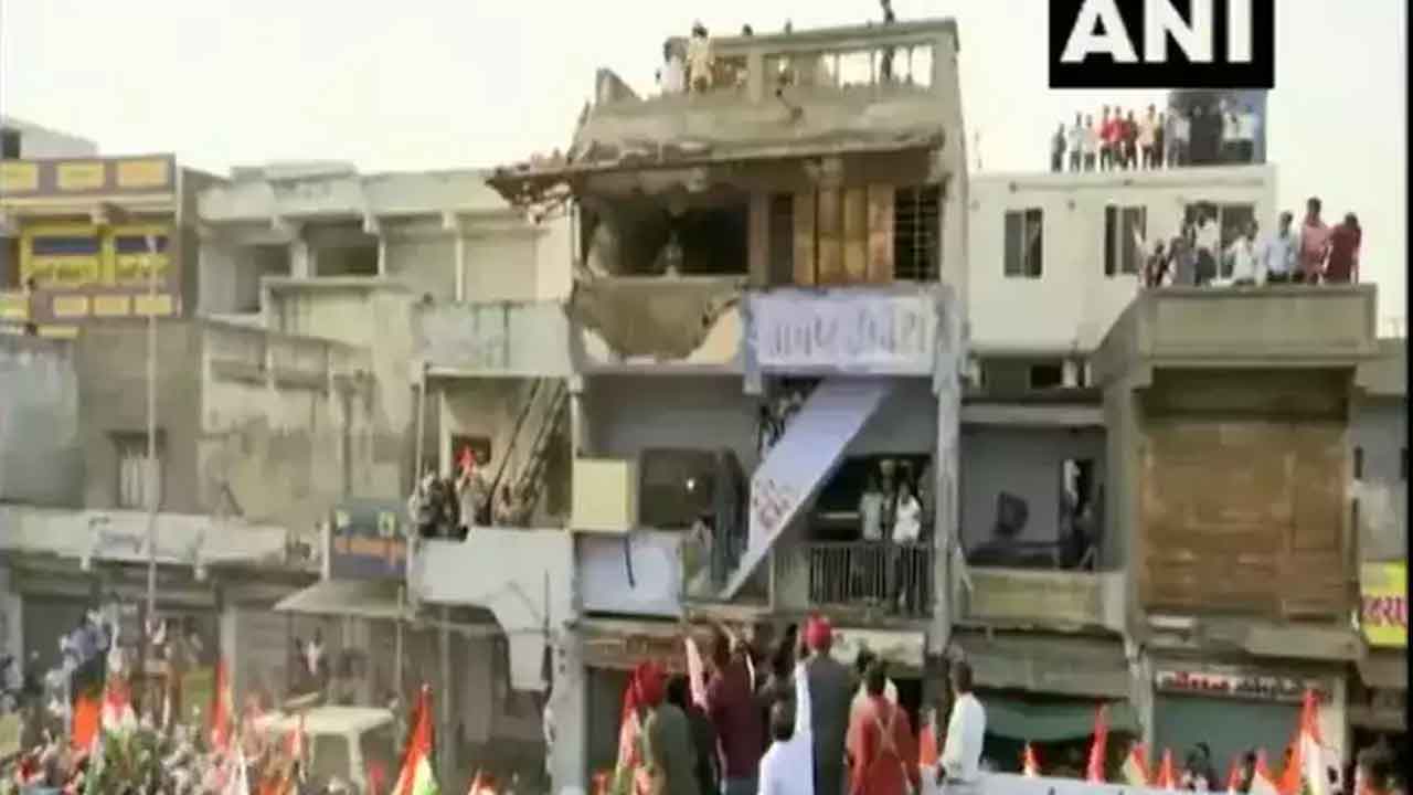 Tragedy averted Gujarat | అహ్మ‌దాబాద్ కేజ్రీ రోడ్‌షో.. ఓ వ్య‌క్తిని కాపాడిన ఆప్ కార్య‌క‌ర్త‌లు!