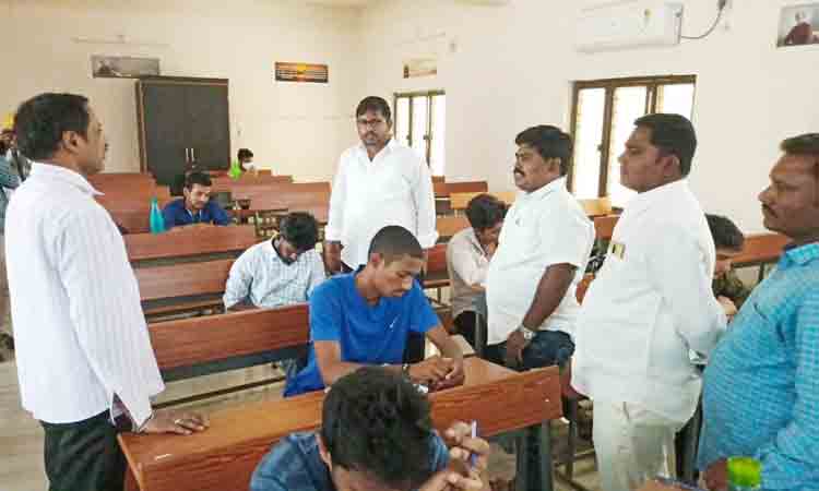 కొలువులు సాధించే దిశగా శ్రమించాలి