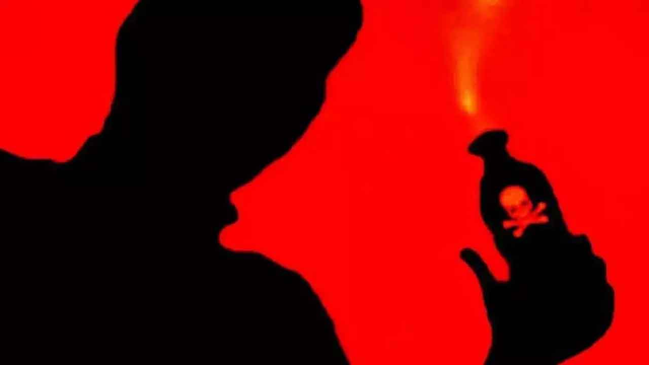 Acid Attack on Wife | కాపురానికి రాలేద‌ని భార్య‌పై యాసిడ్‌తో దాడి.. ప‌రార్‌