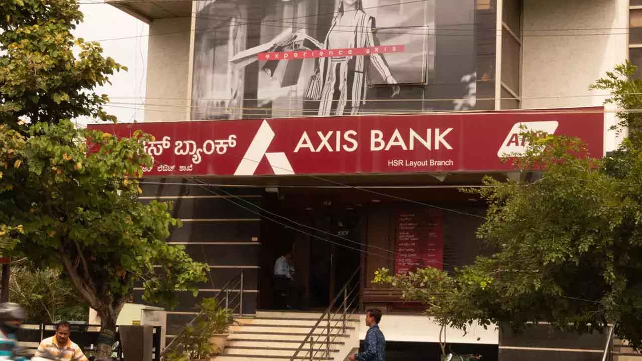 Axis Bank MCLR Rise | ఎస్బీఐ, కొట‌క్ బాట‌లోనే యాక్సిస్‌.. రుణాల‌పై వ‌డ్డీరేట్లు పైపైకే!