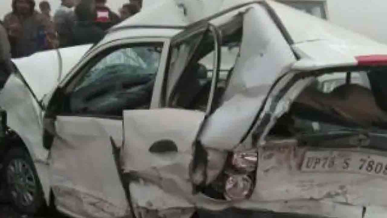 ఎక్స్‌ప్రెస్‌ వేపై పేలిన కారు టైర్లు.. ఆరు నెలల చిన్నారి సహా ముగ్గురు మృతి