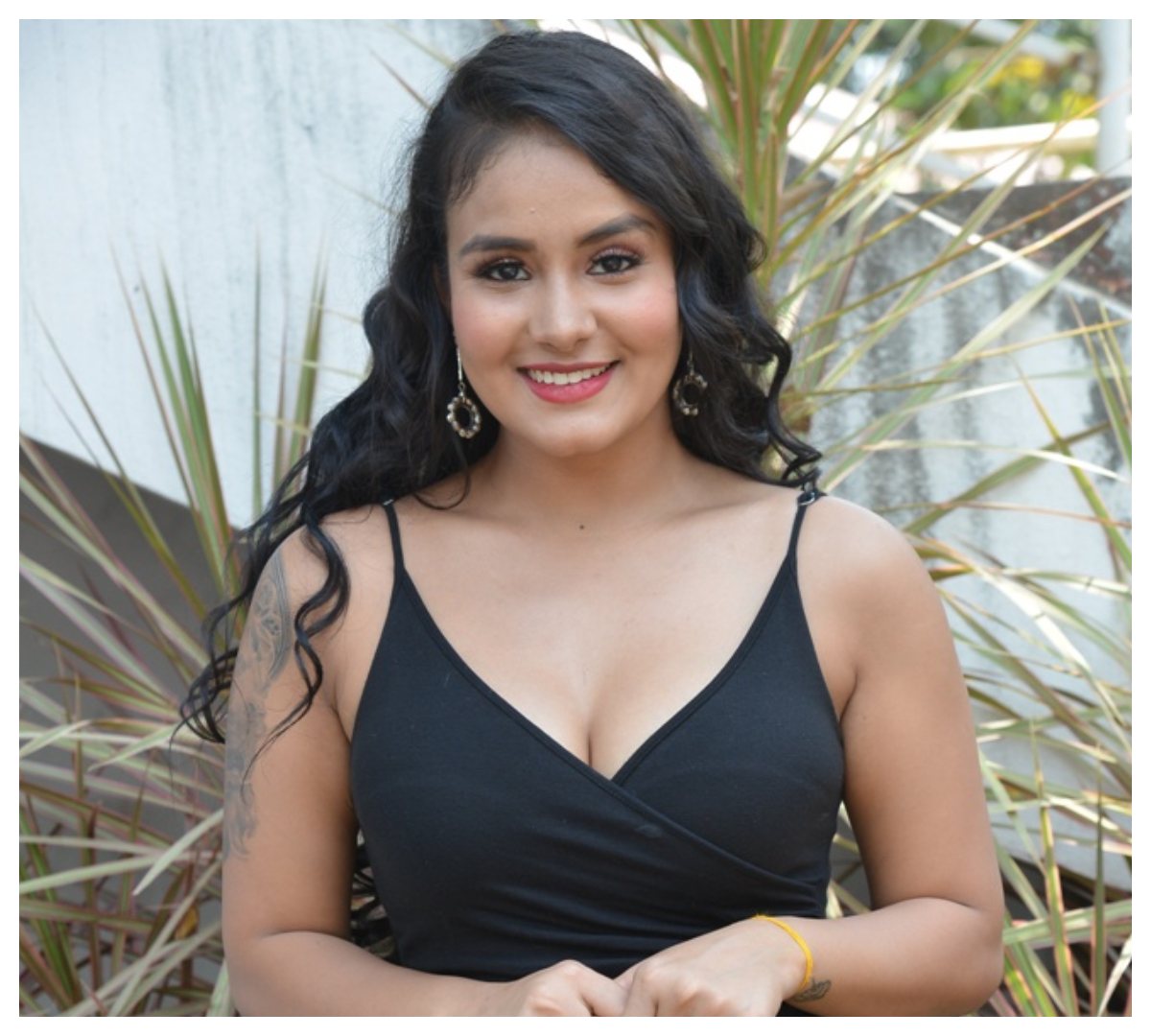 Alisha Bose | మినీ స్క‌ర్ట్‌లో ప‌రువాలు ఒల‌క‌బొస్తున్న అలీషా బోస్..