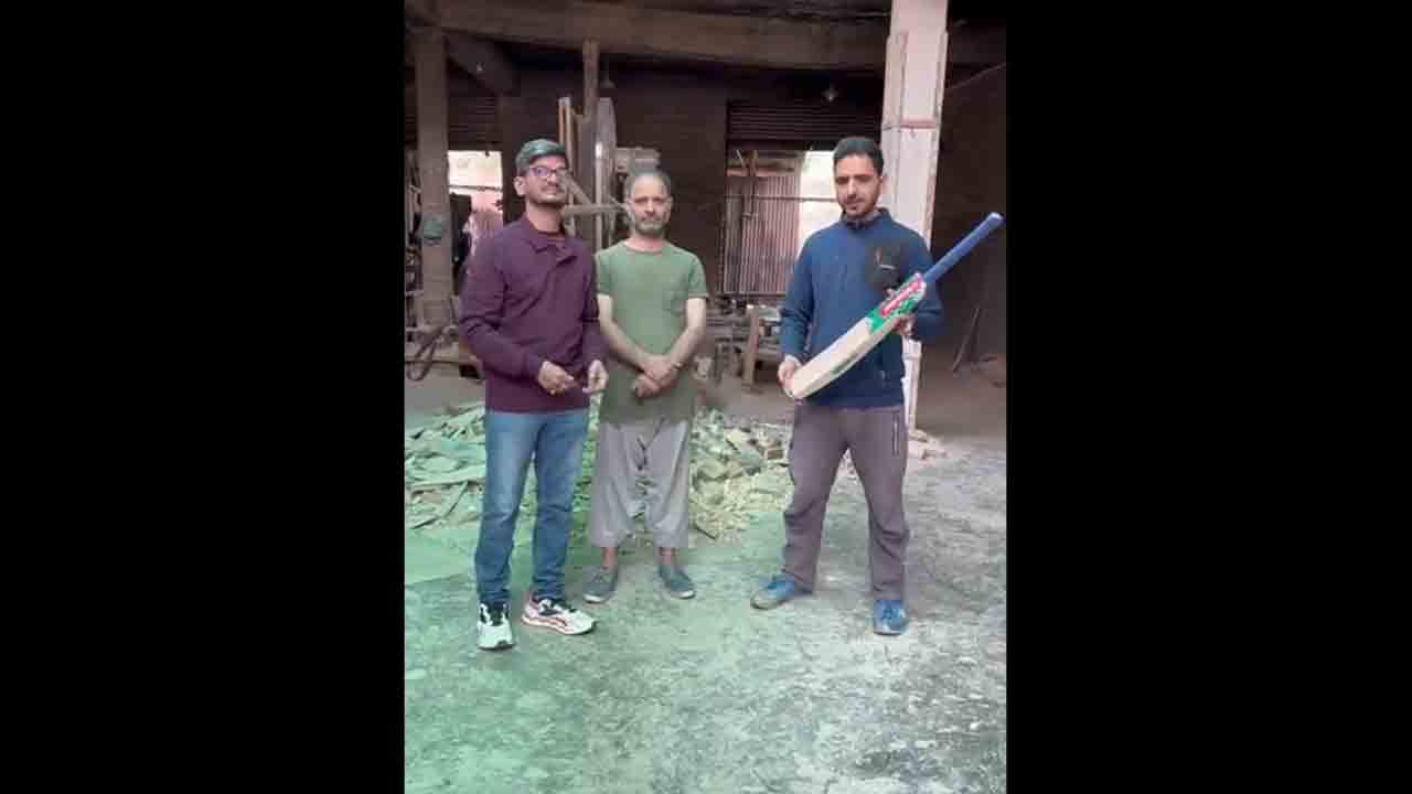 Anantha Sriram gift | థ‌మ‌న్ కోసం క‌శ్మీర్‌లో గిఫ్ట్ త‌యారు..అనంత్ శ్రీరామ్ వీడియో వైర‌ల్