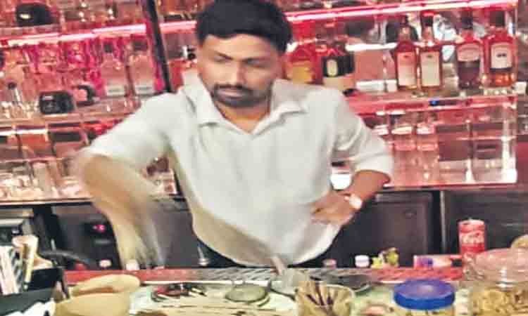 పోలీసులు ప్రవేశించగానే.. డ్రగ్స్‌ను కిందపడేశారు