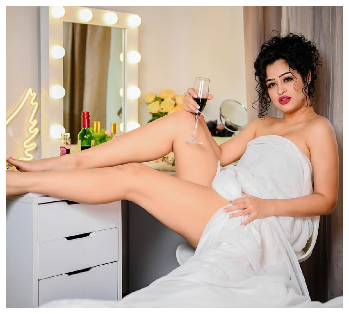 Apsara Rani | హాట్‌ లుక్స్‌తో చంపేస్తోన్న ఆర్జీవి భామ..