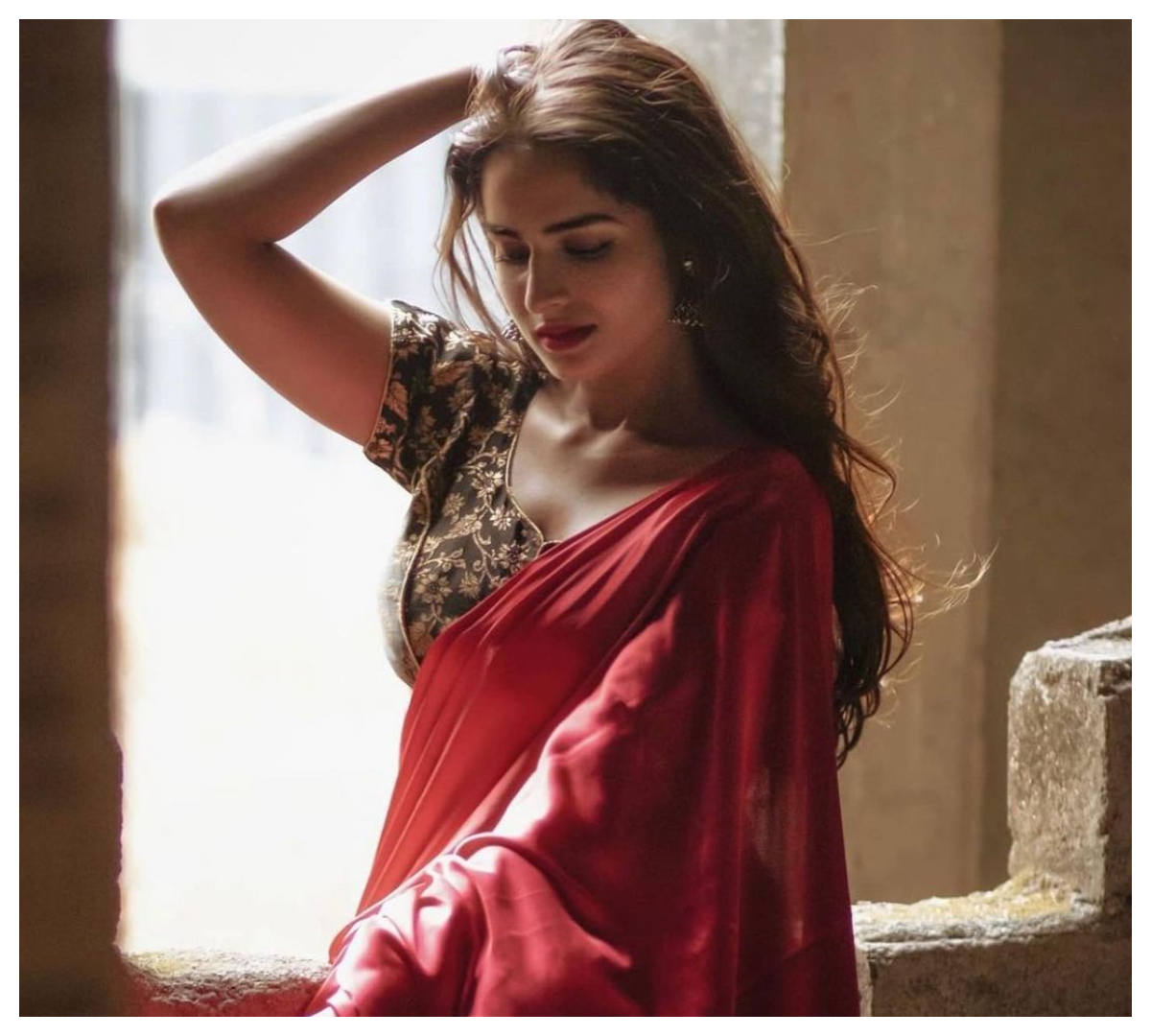 Ayesha Khan | ఎరుపు రంగు చీర‌లో మ‌రింత అందంగా ఆయేషా ఖాన్‌..