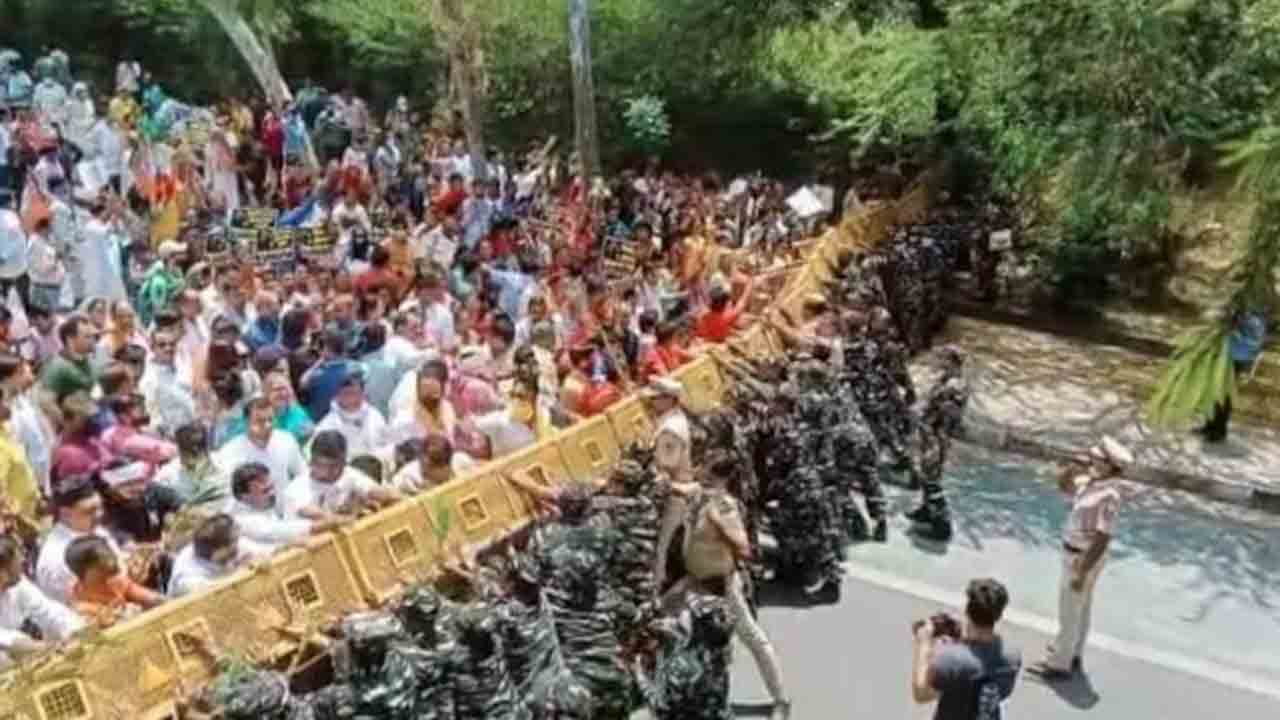 ఢిల్లీ సీఎం కేజ్రీవాల్‌ నివాసం వద్ద బీజేపీ భారీ నిరసన