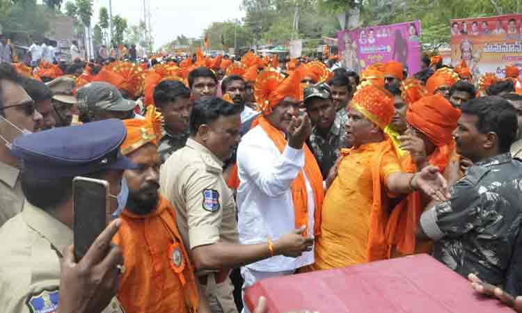 బీజేపీ నేతల బాహాబాహీ