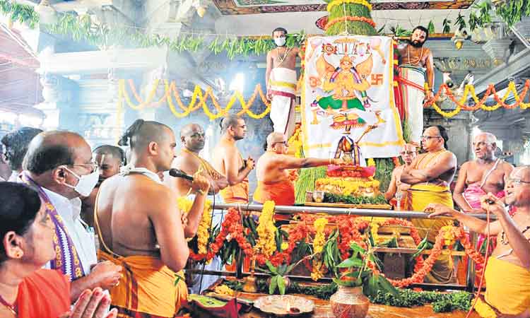 భద్రాద్రిలో వైభవంగా ధ్వజారోహణం