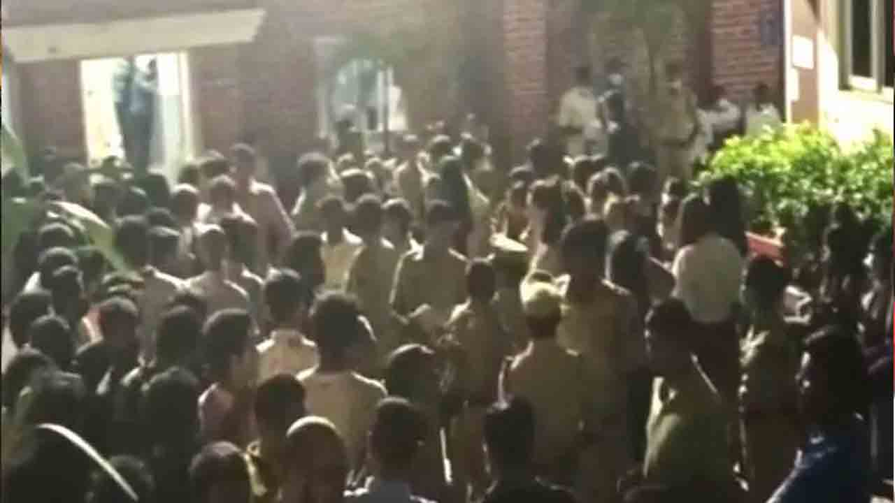 Banjara hills Radisson blu Drugs Case | డ్ర‌గ్స్ కేసులో ప‌ట్టుబ‌డ్డ‌ సింగ‌ర్..టాలీవుడ్ న‌టికి నోటీసులు..!