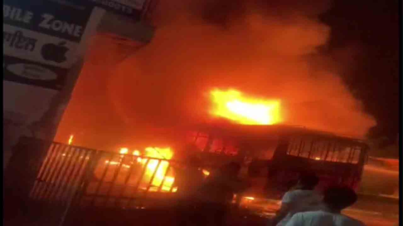 బస్టాండ్‌లో అగ్నిప్రమాదం.. మూడు బస్సులు బుగ్గి, కండక్టర్‌ మృతి