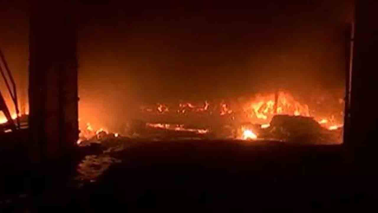 బేగంపేటలో అర్ధరాత్రి అగ్నిప్రమాదం