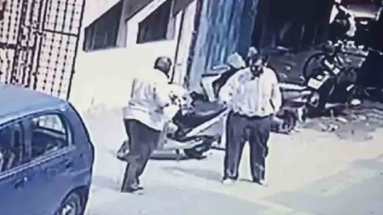 వ్యాపార లెక్కల్లో రూ.1.5 కోట్లు తేడా… కుమారుడికి నిప్పంటించిన తండ్రి