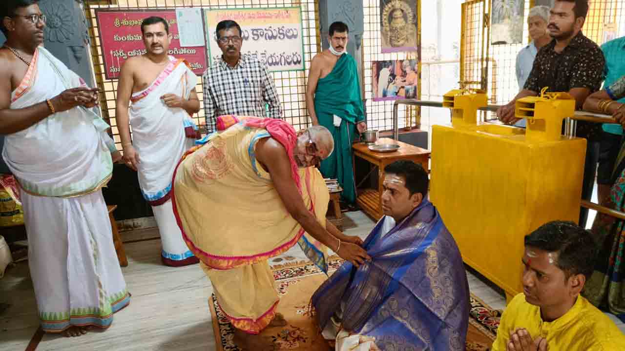 కాళేశ్వర ముక్తీశ్వర స్వామిని దర్శించుకున్న నీతి ఆయోగ్‌ కార్యదర్శి సంజయ్‌ కుమార్‌