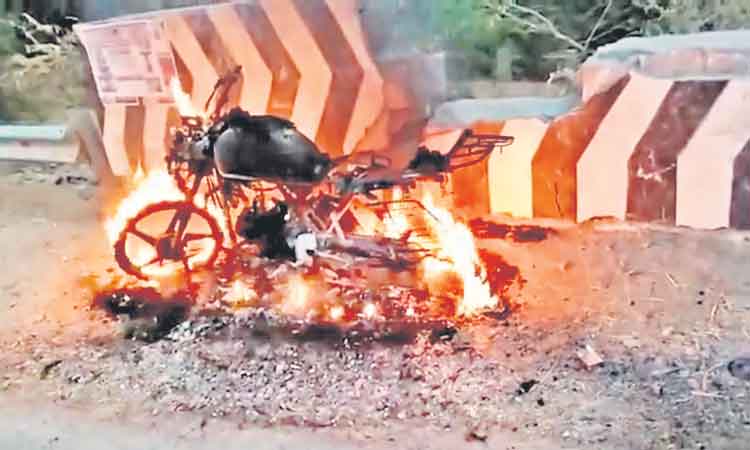 చలాన్‌ వేశారని.. బైక్‌ దహనం