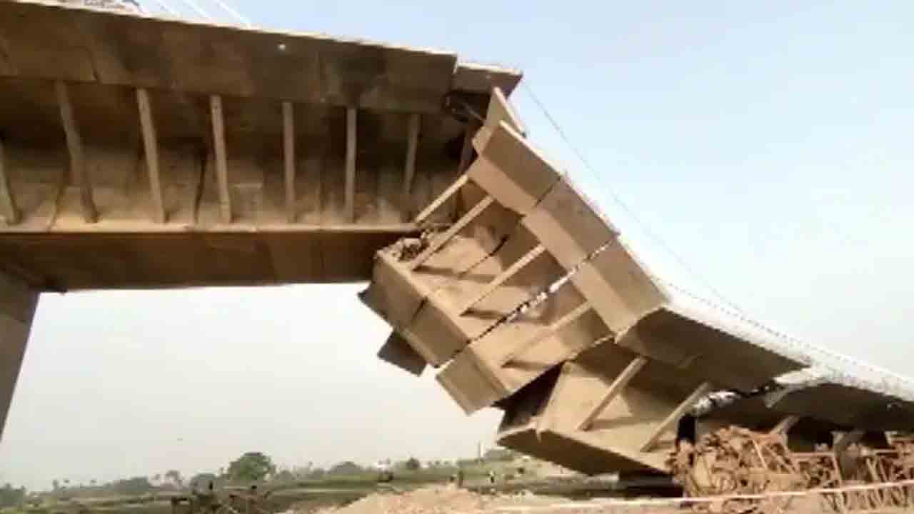 నిర్మాణంలో ఉన్న వంతెన… గాలి వానకు కూలింది