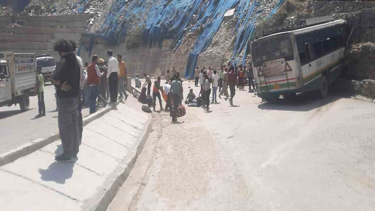 కొండను ఢీకొట్టిన బస్సు… డ్రైవర్‌ మృతి, 34 మందికి గాయాలు