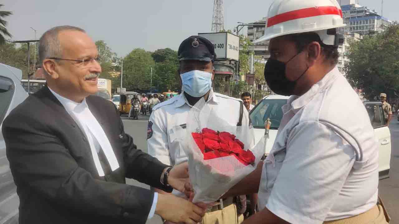 ట్రాఫిక్ హోంగార్డును స‌త్క‌రించిన హైకోర్టు చీఫ్ జ‌స్టిస్