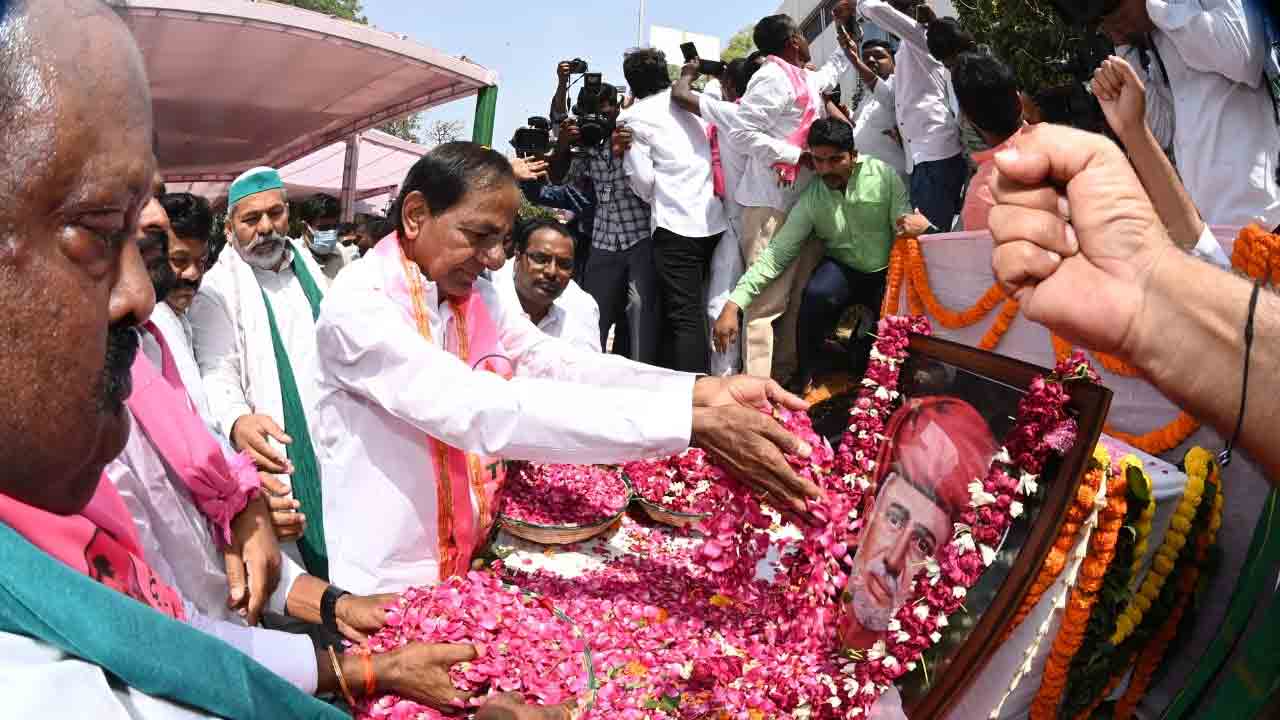 దీక్ష ప్రాంగ‌ణంలో సీఎం కేసీఆర్.. జ్యోతిబా ఫూలేకు నివాళులు