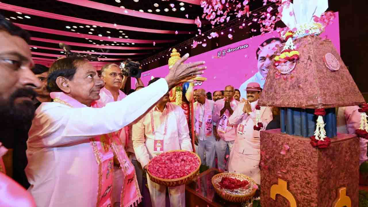 తెలంగాణ అమ‌ర‌వీరుల స్థూపానికి సీఎం కేసీఆర్ నివాళులు