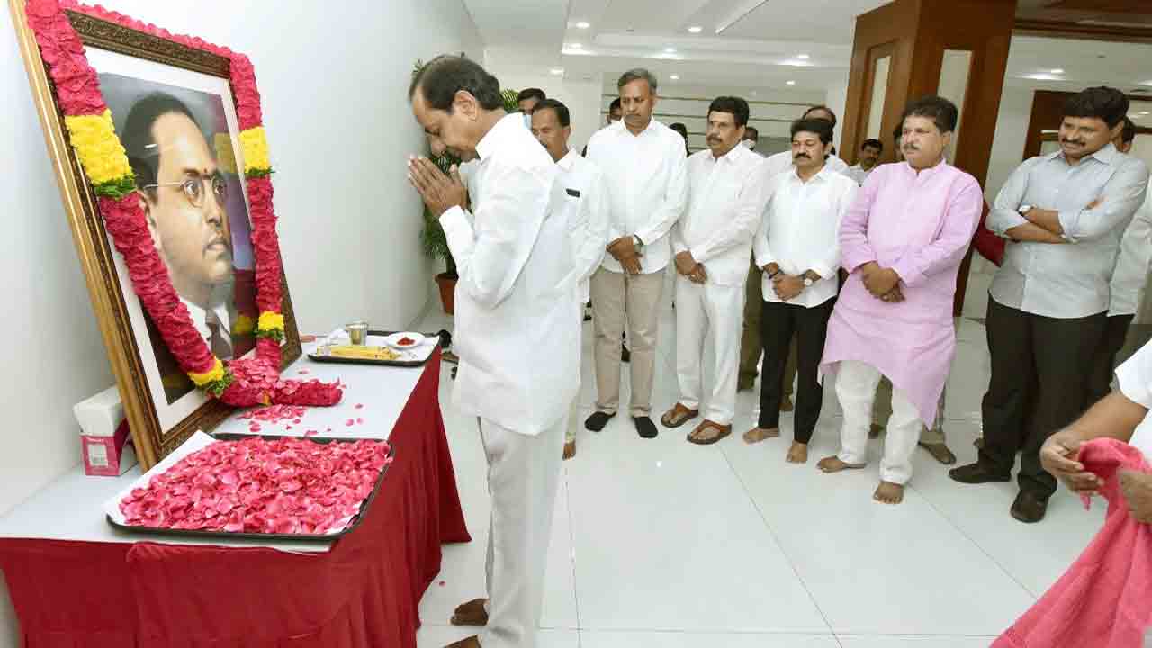 భార‌త‌ర‌త్న‌ అంబేద్క‌ర్ చిత్ర‌ప‌టానికి సీఎం కేసీఆర్ నివాళులు