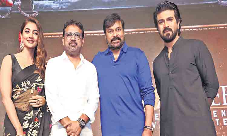 రామ్‌ చరణ్‌ స్థానంలో పవన్‌ నటించేవారు