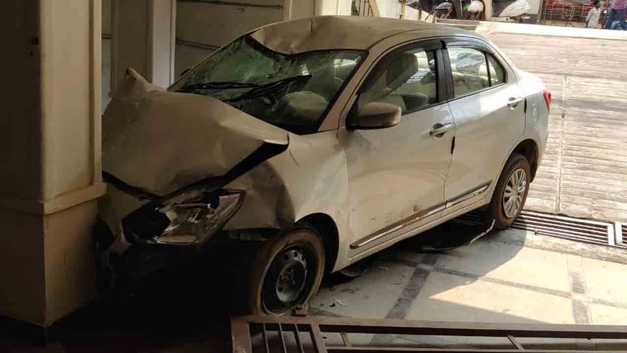 మద్యం మత్తు.. మాదాపూర్‌లో కారు బీభత్సం