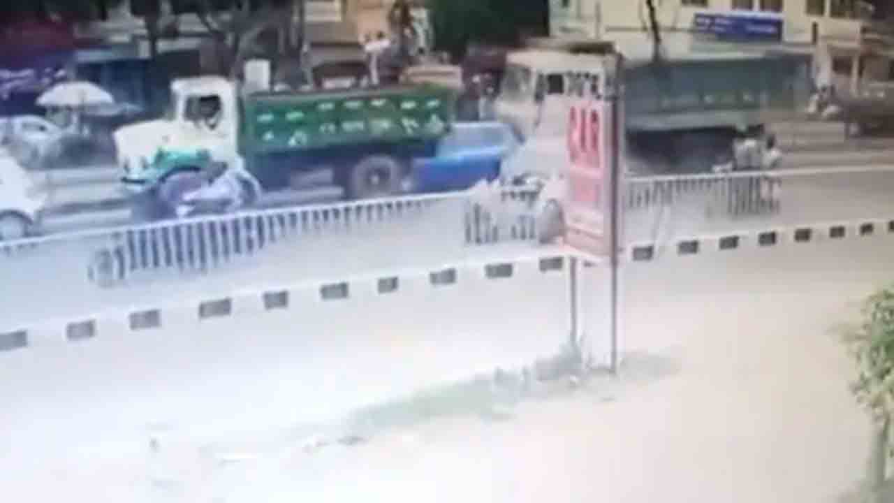 Viral Video: రెండు లారీల మధ్య నుజ్జైన కారు… ఒకరు మృతి