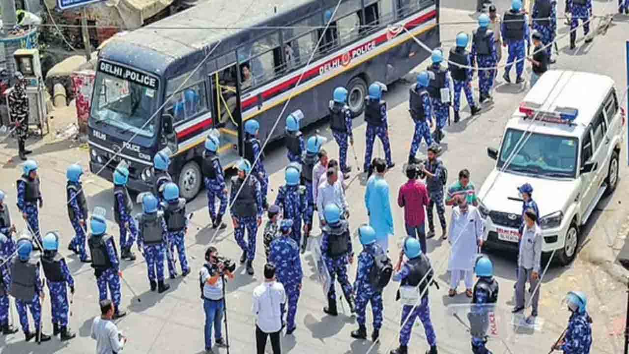 తప్పుదోవ పట్టించే, రెచ్చగొట్టే వార్తలు ప్రసారం చేయెద్దు… టీవీ ఛానెల్స్‌కు కేంద్రం చురక