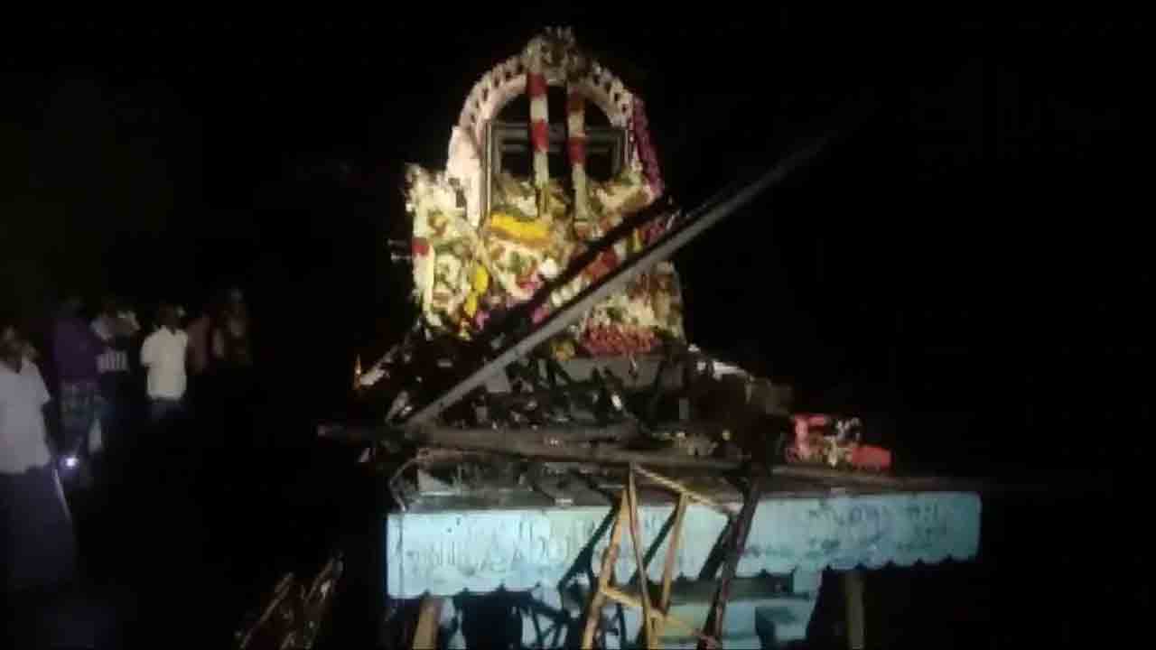 రథోత్సవంలో అపశ్రుతి.. కరెంట్‌ షాక్‌తో 11 మంది సజీవదహనం